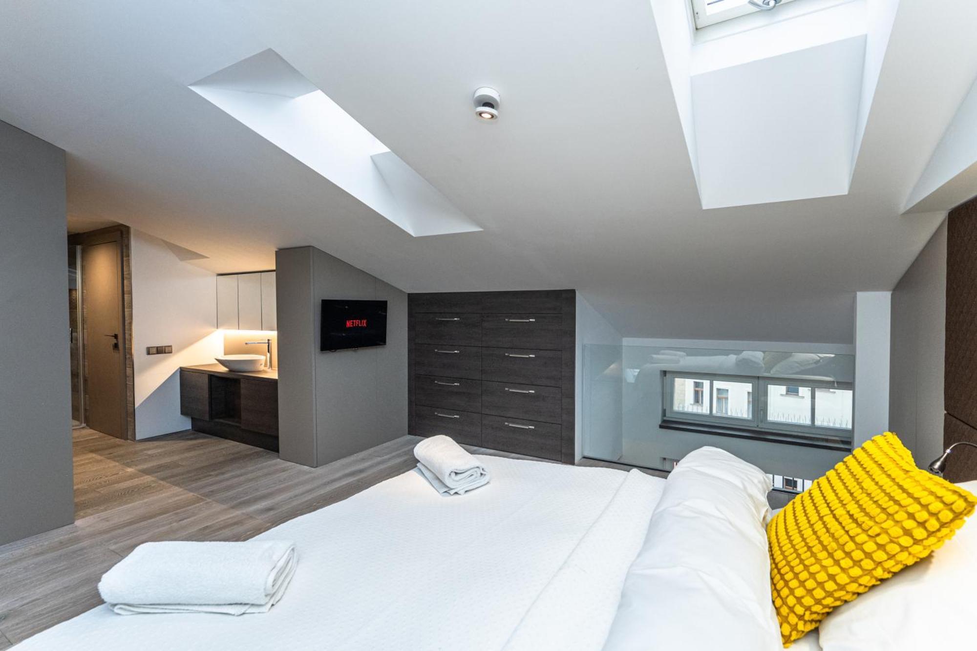 Wishlist Residences Skyloft Old Town Square Apartment *